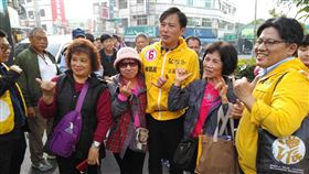 時代力量嘉義拜票（1）時代力量立委黃國昌（前右3）與不分區立委被提名人邱顯智（前右）6日至嘉義市東市場徒步掃街，民眾紛紛要求合影。中央社記者蔡智明攝  109年1月6日