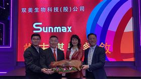 雙美膠原蛋白產品 大陸市占居冠雙美生技董事長林齊國（左2）6日率領新團隊，宣告新團隊將共同推膠原蛋白品牌Sunmax站上國際市場。中央社記者韓婷婷攝 109年1月6日