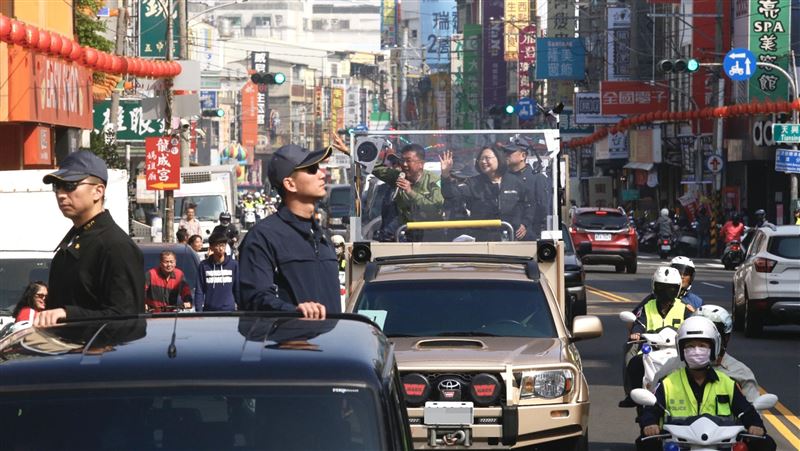蔡總統全台大掃街！車隊入高市受熱迎