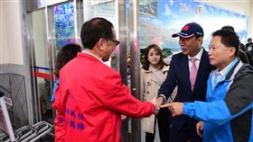 郭台銘馬祖參訪　輔選曹爾忠（1）鴻海集團創辦人郭台銘（右2）6日到馬祖參訪，並為無黨籍立委候選人曹爾忠（左）輔選，兩人見面握手寒暄致意。（馬祖民眾提供）中央社　109年1月6日