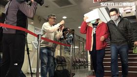 夏于喬的爸爸夏世紘在兒子陪同下離開台北地方法院。夏世紘的兒子當具保人，替父親繳40萬元保釋金。（圖／記者楊佩琪攝）