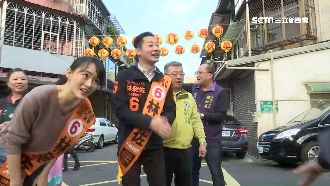 林昶佐偕妻巷弄拜票　民眾見喊自己人