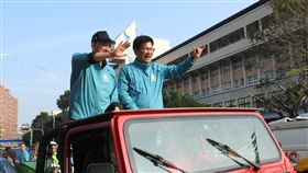 林佳龍：新北是重點衝刺區域　每區都不能放棄交通部長林佳龍（上右）6日陪同民進黨籍新北市立委候選人余天（上左）以車隊掃街催票，並強調新北是回防跟重點衝刺區域，每一選區都不能放棄，必須全力衝刺。中央社記者王鴻國攝　109年1月6日