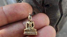 輪胎插到佛像。（圖／翻攝自爆廢公社二館）