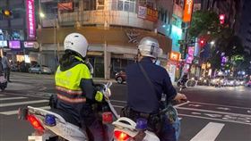 員警,紅燈,等待線,超越,檢舉,爆廢公社　圖／翻攝自臉書爆廢公社