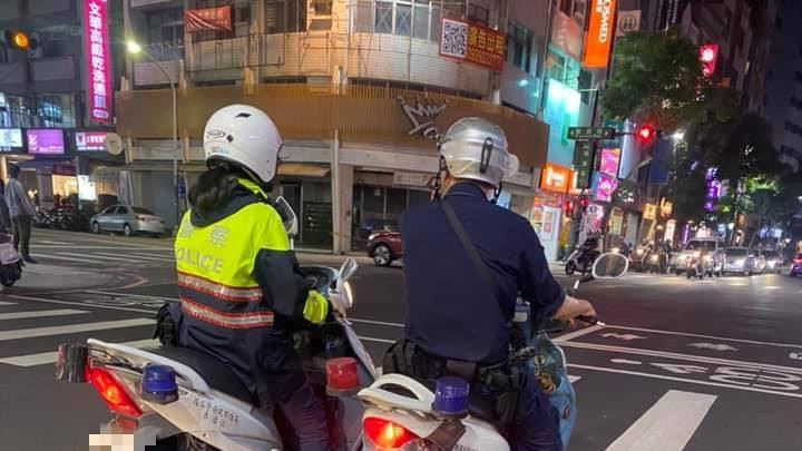 警用機車等紅燈　這副景象網友戰翻