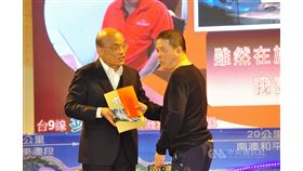 蘇花改工程中的坑夫領班陳燕郎（右）在開挖隧道期間不慎中風，儘管不良於行，休養後仍堅持重回崗位指揮，行政院長蘇貞昌（左）6日在通車典禮中表揚肯定。中央社記者沈如峰宜蘭縣攝　109年1月6日