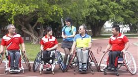 ▲張琦雅參與波力羽你蓮心公益分享會，與新庄國小孩童快樂揮拍（圖／波力提供）