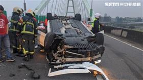 台北市堤頂大道賓士轎車自撞車禍（翻攝畫面）