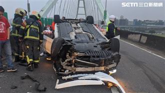 北市賓士自撞翻車　車內滾出1支鋁棒