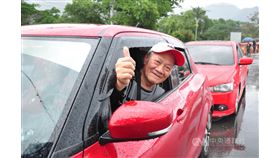 蘇花改6日下午4時開放通車，宜蘭縣民吳有材（圖）下午1時就在南澳到和平段北端入口的大南澳陸橋等候，經3小時等待，終於搶到蘇花改南下路段車輛的「頭香」，體驗宜花半日遊便利。中央社記者沈如峰宜蘭攝　109年1月6日