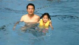 宋鎮邁童年與宋楚瑜於泳池合影。（圖／翻翻攝宋鎮邁「Angela C Soong」個人臉書）