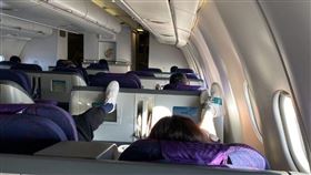 近日梅婷被網友拍到在飛機上「抬腳踩椅」。（圖／翻攝自毒藥八卦微博）