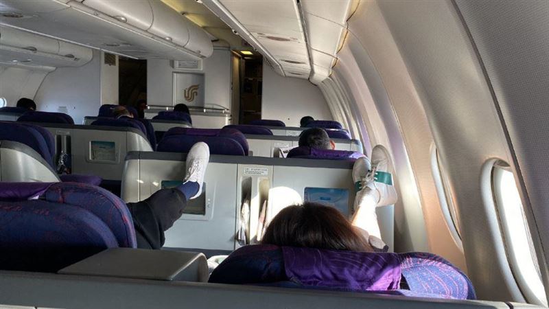 超缺德！女星搭機「抬腳踩椅」網怒轟