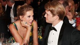 美國流行天后泰勒絲（Taylor Swift）的戀情一直是粉絲所矚目的焦點，日前泰勒絲以電影《CATS貓》的原創歌曲《Beautiful Ghosts》入圍第77屆金球獎「最佳電影原創歌曲」，當天雖然是與男友喬歐文（Joe Alwyn）分開走紅毯，但場內兩人的互動可說是閃光不斷，甜蜜互動讓許多粉絲看了超羨慕！（圖/翻攝自ashlynlovestaylor13 IG）