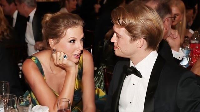 金球獎罕見放閃！泰勒絲托腮甜視男友