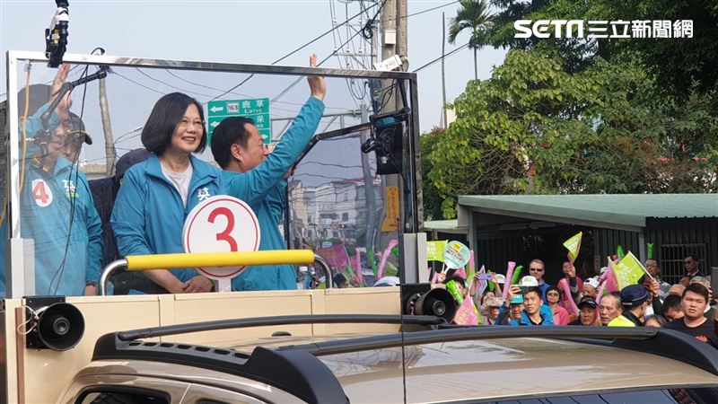 蔡英文嘉義掃街…民眾拿蒜苗狂追力挺