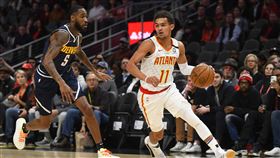 ▲楊恩（Trae Young）利用對手胯下傳助攻。（圖／美聯社／達志影像）