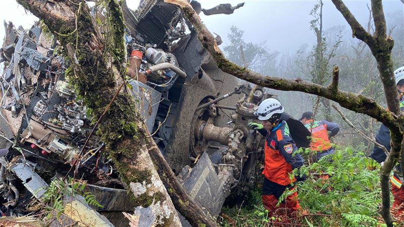 黑鷹失事／出現長拖行痕　疑滑行翻滾