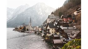 阿爾卑斯山區一座奧地利小村莊哈爾施塔特，據傳是迪士尼動畫「冰雪奇緣」艾倫戴爾王國靈感來源，因此一夕爆紅，每天湧入上萬名觀光客。（圖取自Unsplash圖庫）