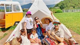 港星陳浩民跟小16歲的老婆蔣麗莎，5年內生了1子3女。陳浩民微博