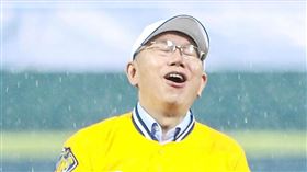 中華職棒天母首戰，台北市長柯文哲淋雨開球。（圖／記者林士傑攝影）