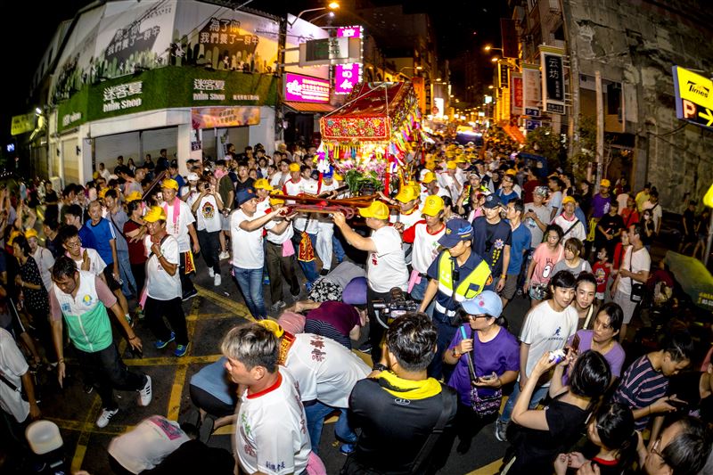新竹都城隍爺回駕民眾鑽轎底