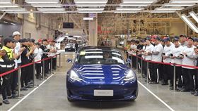 中國自用小客車 突破2億輛陸媒7日報導，2019年中國新註冊登記機動車3214萬輛，機動車保有量達3.48億輛。其中，私家車（自用小微型客車）保有量首次突破2億輛。圖為上月30日，美國特斯拉在上海廠生產交付的第一輛電動車。（中新社提供）中央社 109年1月7日