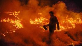 （澳洲野火燒不停！千名打火弟兄與惡火搏鬥　奮勇救民眾家園）
澳洲,雪梨,火災,森林
（圖／翻攝自
Queensland Fire and Emergency Services - QFES 臉書）
https://www.facebook.com/QldFireandRescueService/