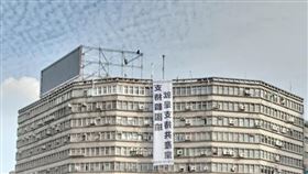 台灣國懸掛「「支持韓國瑜 就是支持共產黨」布條（翻攝臉書）