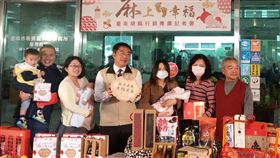 台南鼓勵生育兼推農產　新生兒登記送胡麻油台南市長黃偉哲（右4）7日在新營戶政事務所出席「做人成功．麻上幸福」台南胡麻行銷推廣記者會，贈送限定包裝的胡麻油禮盒給辦理出生登記的新生兒家庭。（台南市農業局提供）中央社記者楊思瑞台南傳真　109年1月7日