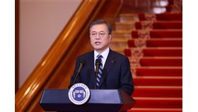 南韓總統文在寅7日在青瓦台主持國務會議，批准頒布「公職選舉法」修訂案，投票年齡從19歲降至18歲。（韓聯社提供）