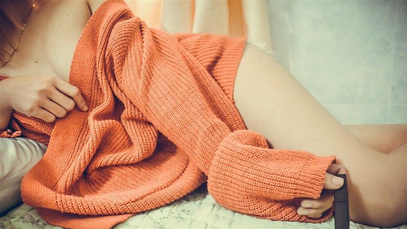 新款童貞殺毛衣！胸前挖3份側乳全露