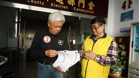 陳滄江選委會遞交罷免書　下架金門議長洪允典無黨籍金門縣立委候選人陳滄江（左）領銜提議罷免金門縣議會議長洪允典，7日將罷免連署書送到縣選委會，選委會第一組組長吳世榮（右）告知必須親送中央選委會。中央社記者黃慧敏攝　109年1月7日