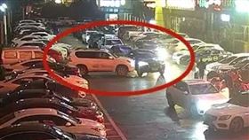 百萬名車違停！女司機「撞11下開路」…維修費17萬糗了（圖／翻攝自微博）