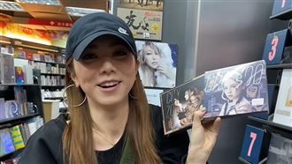 野生天后逛東區！零偽裝買專輯店員嗨