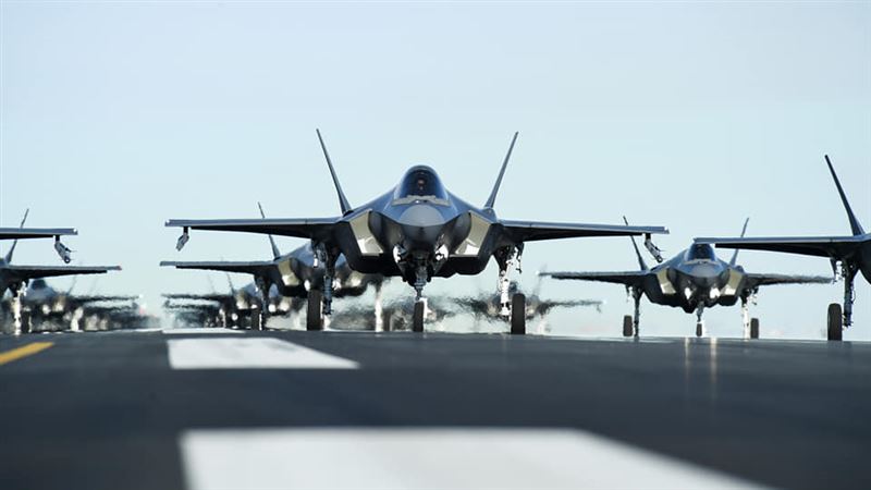 威嚇伊朗？　美軍52架戰機大象漫步