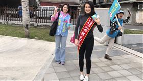 柯志恩有女兒助選　爭取選民支持國民黨新北市立委候選人柯志恩的女兒洪均（前）近來幫柯志恩助選，無論是站路口、早起跑公園、向選民請安，或是代表母親跑行程，她都樂在其中，洪均說，第一次學習當「助選員」很開心。（柯志恩競總提供）中央社記者王鴻國傳真　109年1月7日