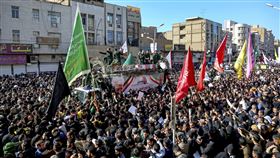 伊朗革命衛隊聖城部隊指揮官蘇雷曼尼的遺體5日運回伊朗西南部城市阿瓦茲，數以千計民眾前往迎接哀悼。（圖／美聯社／達志影像）