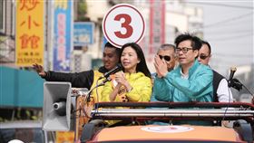 選戰倒數　陳其邁陪洪慈庸車隊掃街選戰進入最後倒數，行政院副院長陳其邁（前右）7日陪同台中市立委第3選區無黨籍候選人洪慈庸（前左）車隊掃街拜票，全力衝刺選情。（洪慈庸競選總部提供）中央社記者郝雪卿傳真　109年1月7日