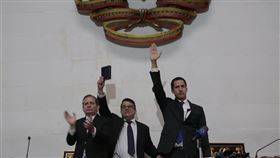 委內瑞拉反對派領袖瓜伊多（右）7日號召民眾走上街頭，舉行3天的反總統馬杜洛示威活動。（圖取自twitter.com/jguaido）