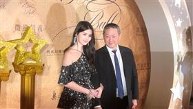 微風集團尾牙席開百桌　年終上看7個月微風集團董事長廖鎮漢（右），7日帶著女兒廖思惟（左）出席微風集團尾牙，由於是廖思惟首度在媒體面前亮相，高顏值與氣質儀態讓現場媒體驚豔。中央社記者吳柏緯攝　109年1月7日