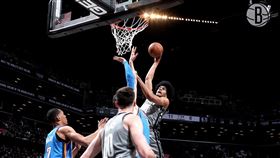 ▲艾倫（Jarrett Allen）超狂隔扣。（圖／翻攝自籃網推特）