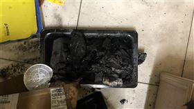 疑房內燒炭  男子與2童昏迷送醫台南市警消26日凌晨獲報，永康區一處集合式出租套房疑似有人在房內燒炭，破門進入後發現一名男子呈昏迷狀態，2名兒童沒有呼吸及心跳，隨即由救護車送往醫院急救。（翻攝照片）中央社記者楊思瑞台南傳真  108年6月26日