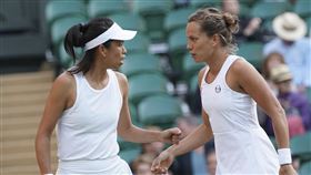▲謝淑薇和搭檔史翠可娃（Barbora Strycova）。（圖／美聯社／達志影像）