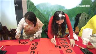 大筆揮毫春聯　徐國勇偕新住民迎新春