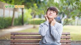 異位性皮膚炎面臨十幾年無新藥的治療窘境，新型生物製劑的問世，無疑可為中重度異位性皮膚炎患者帶來治療希望。此外，健保給付新型生物製劑療程的佳音，對於重度患者而言無疑是一大鼓舞。