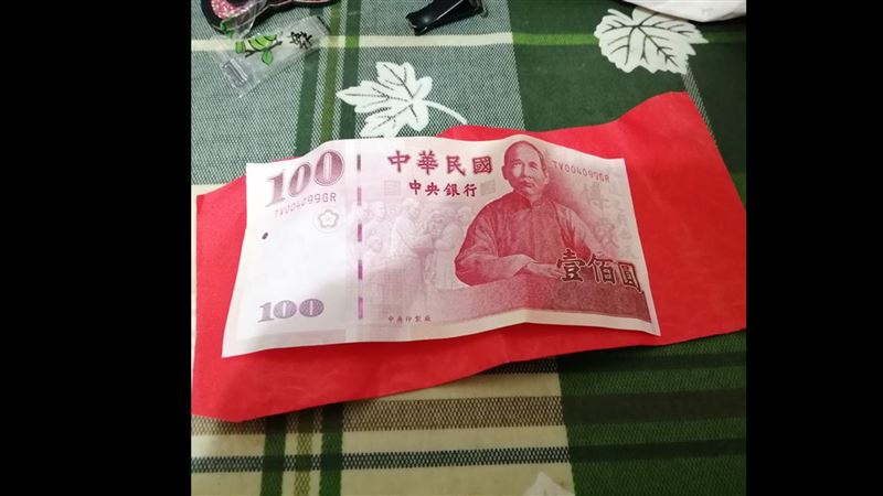 高雄發大財　阿公路口發紅包他嗨翻