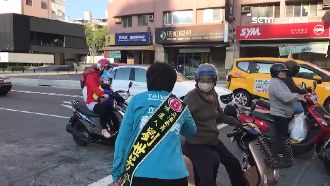 劉世芳站街拜票　遭黃昭順指控搶地盤