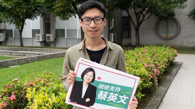 倒戈！前國民黨資深黨員剪黨證挺小英